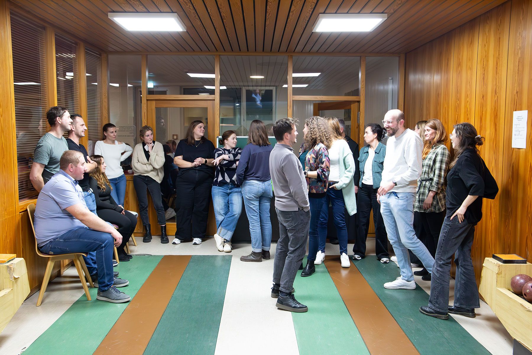 Die ganze Truppe auf der Kegelbahn
