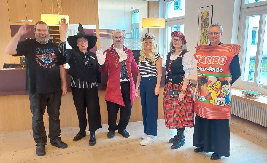 Mitarbeiter des Gästehauses in Kostümen