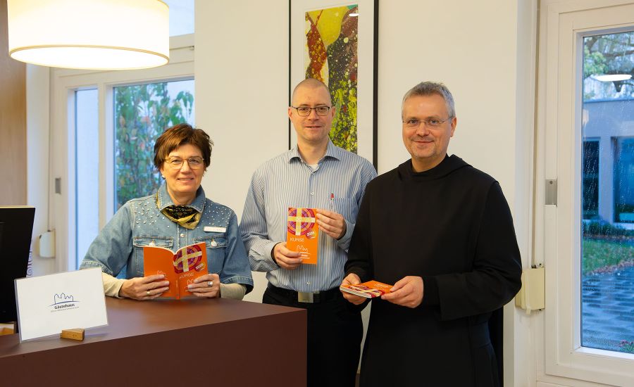 Das Team des Gästehauses präsentiert das Kursprogramm 2026