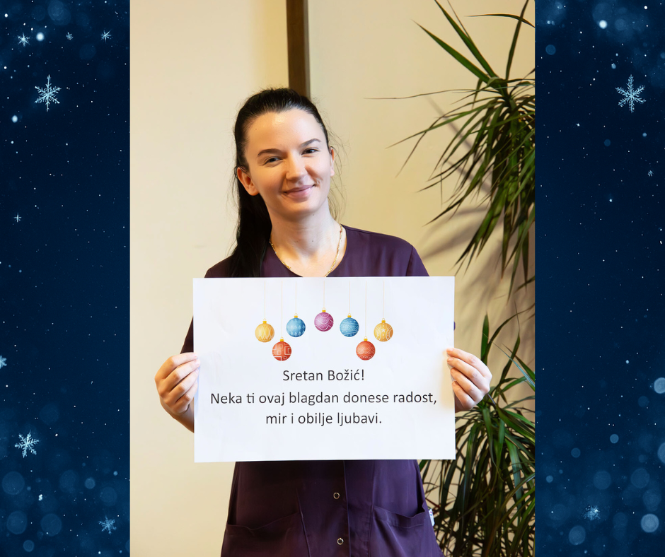 Mitarbeiterin hält Schild mit weihnachtlichen Grüßen hoch