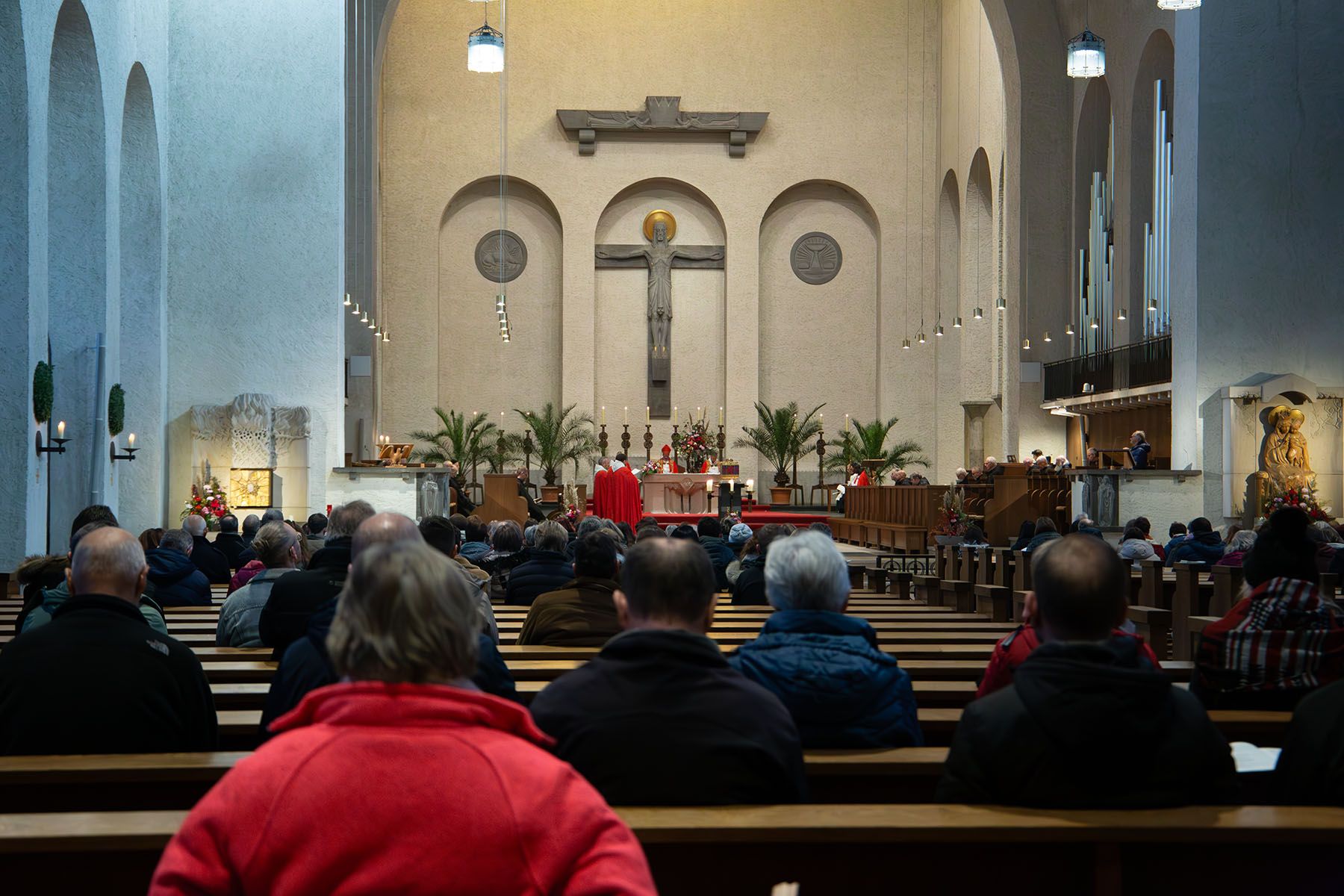 Blick in der Kirche Richtung Altarraum