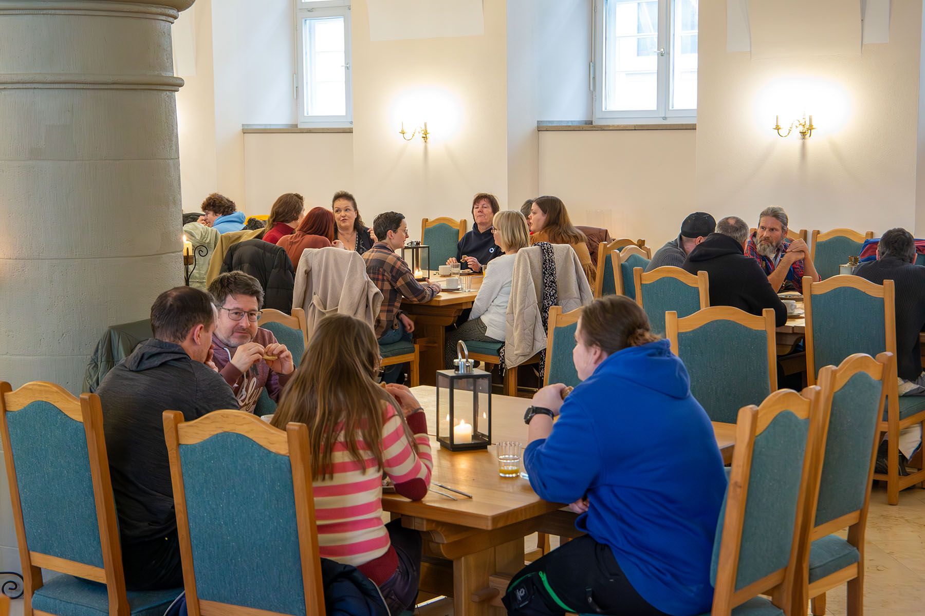 Tisch mit zwei Mitarbeitern und zwei Mitarbeiterinnen beim Gespräch