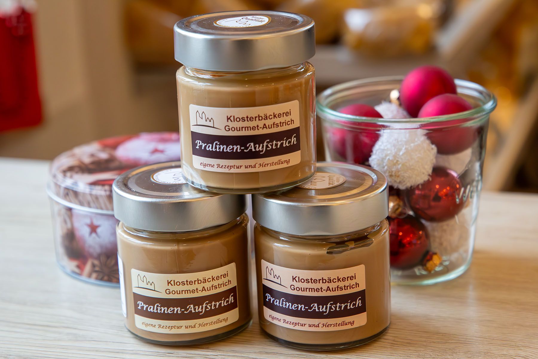 Drei Gläser Pralinenaufstrich als Pyramide gestapelt