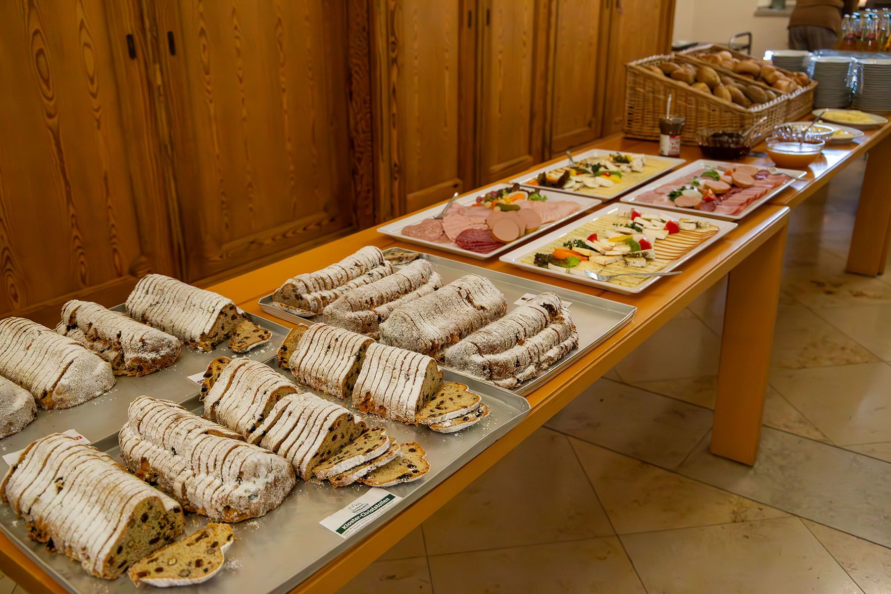 Tisch mit Christstollen, Wurst- und Käseplatten