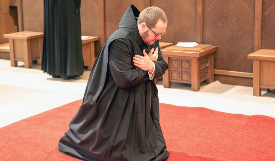 Br. Jan Nepomuk Heil OSB kniet 
