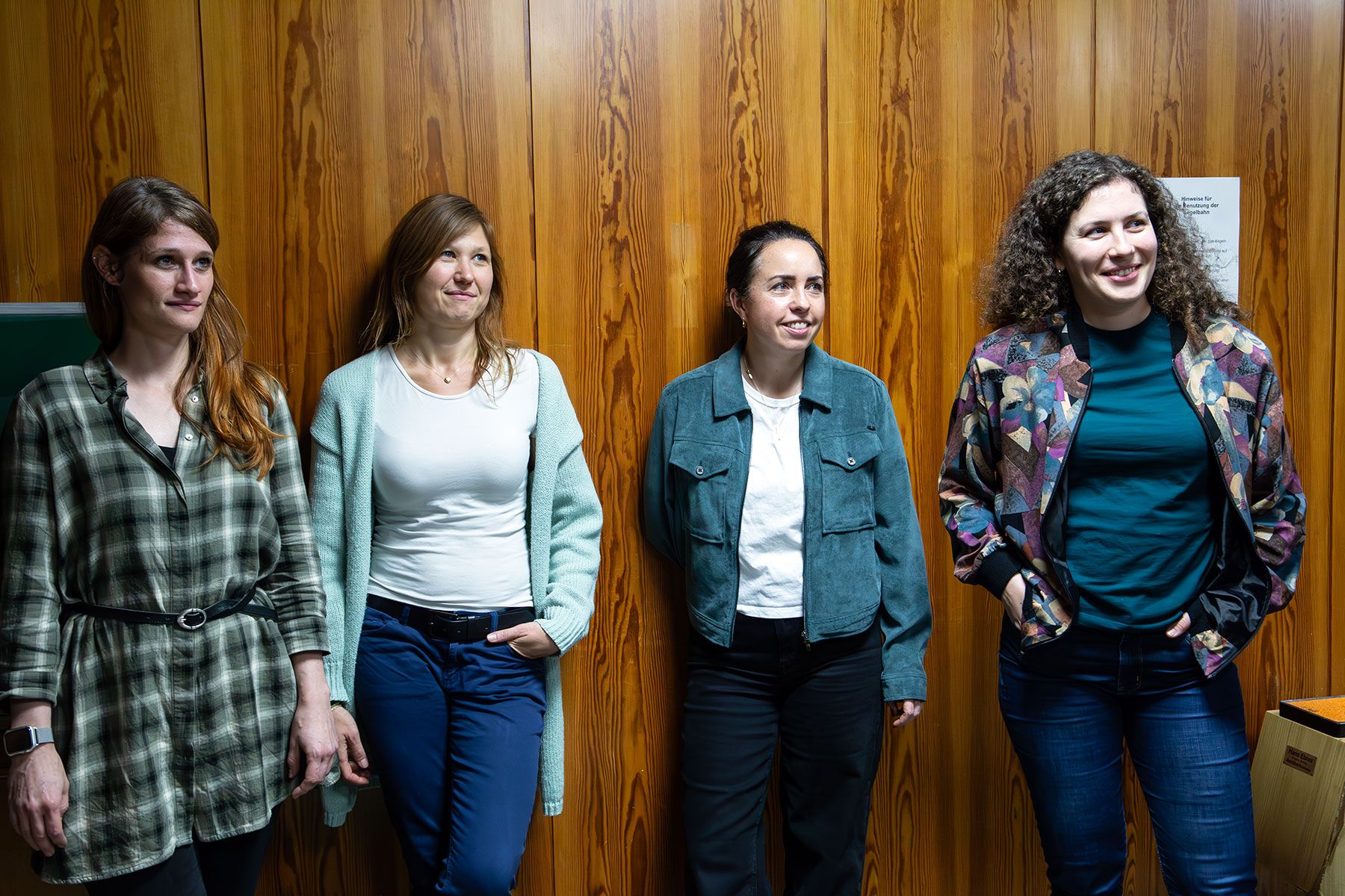 Vier Kolleginnen warten auf die nächste Runde