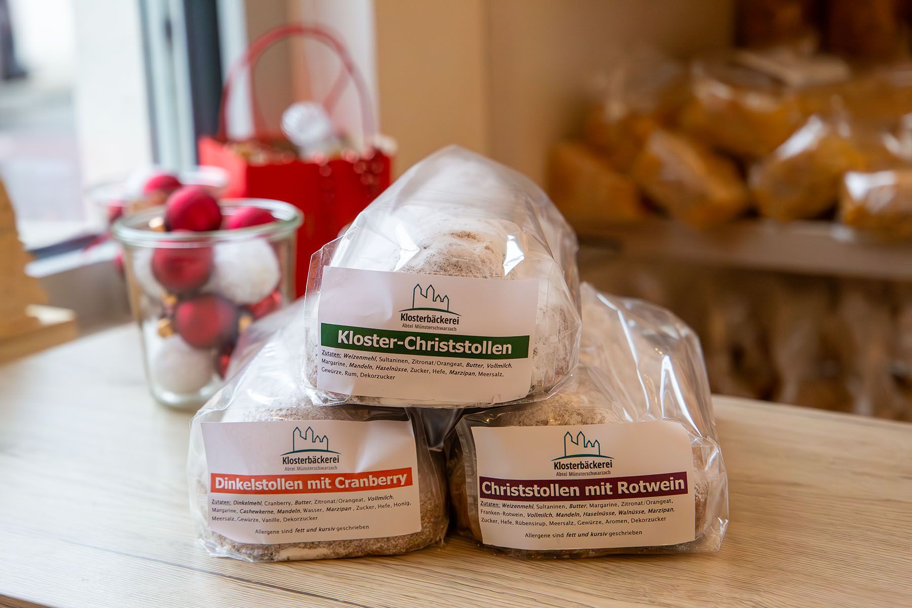 Drei verschiedene Christstollen aufeinander gestapelt