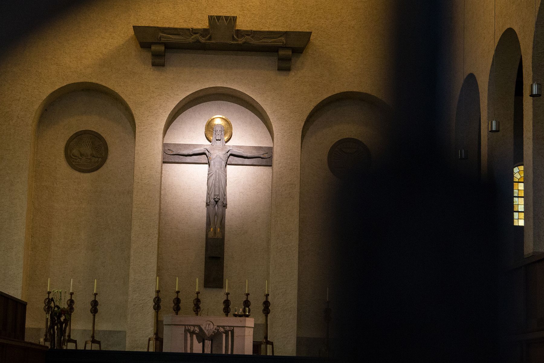 Kreuz mit Jesus in der Abteikirche Münsterschwarzach