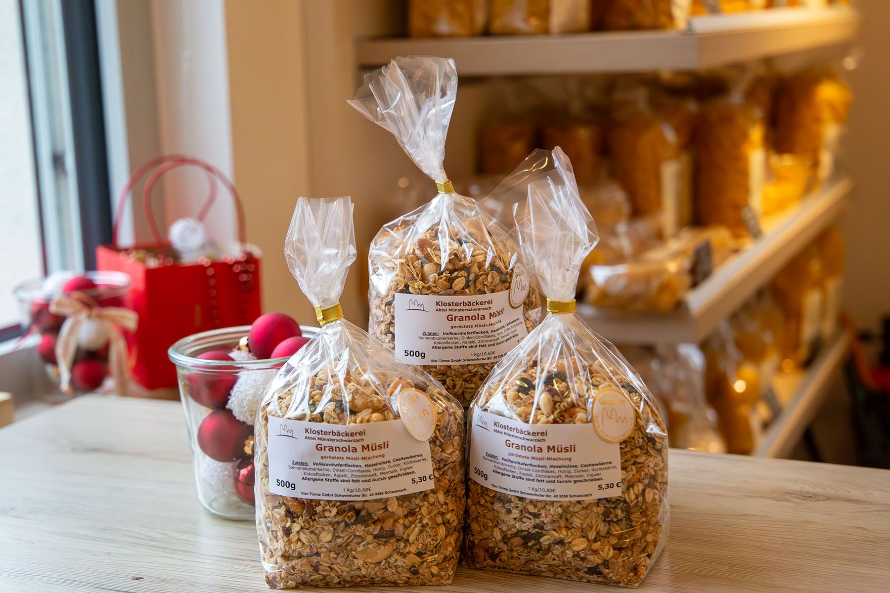 Drei Packungen Granola-Müsli