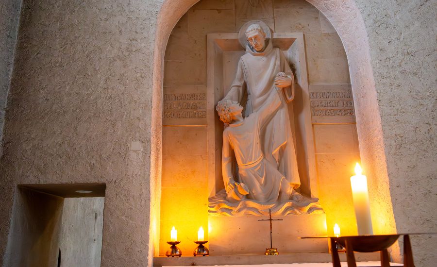 Seitenaltar dv mit Kerzen