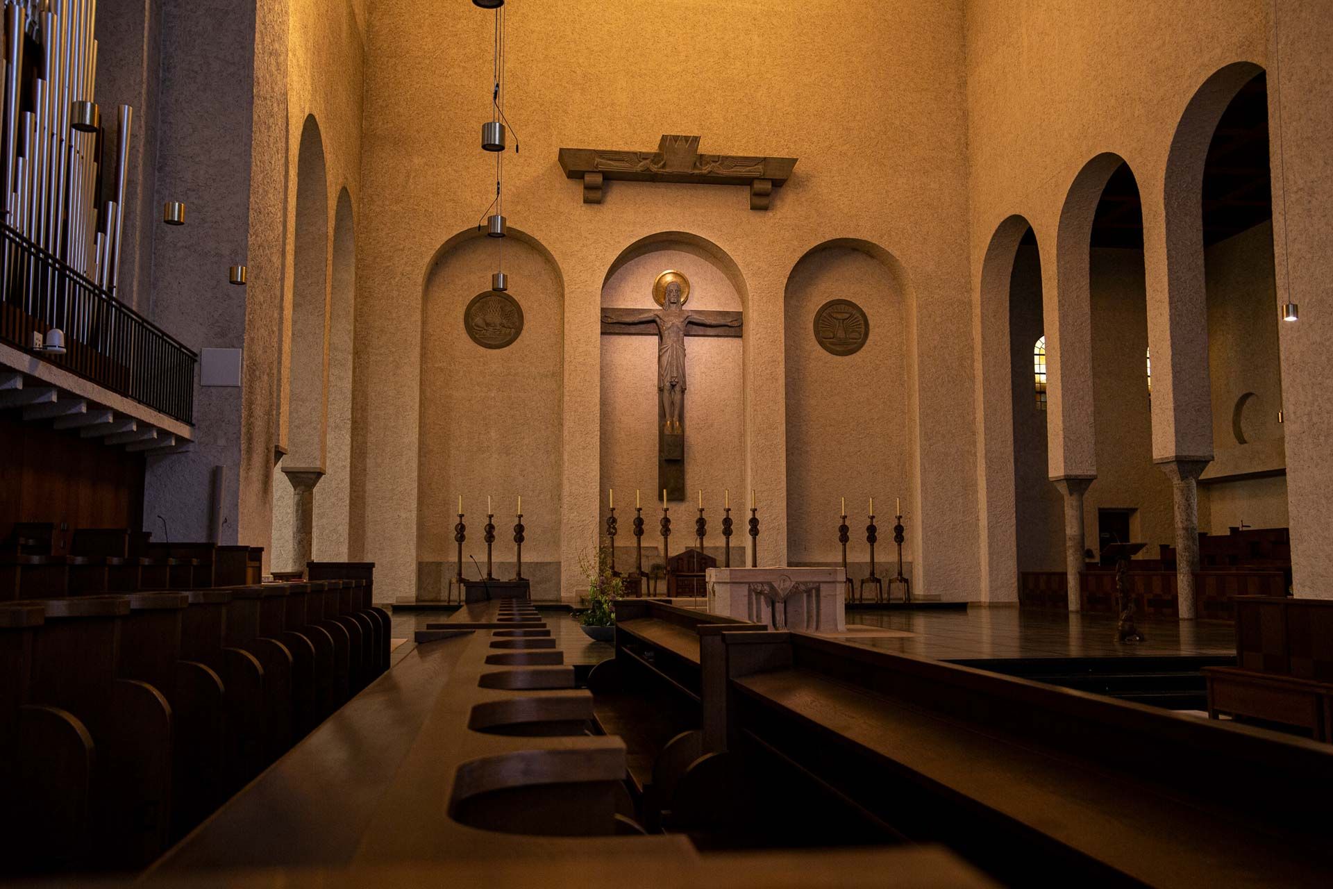 Foto: Abteikirche Münsterschwarzach mit Blick auf den Christus