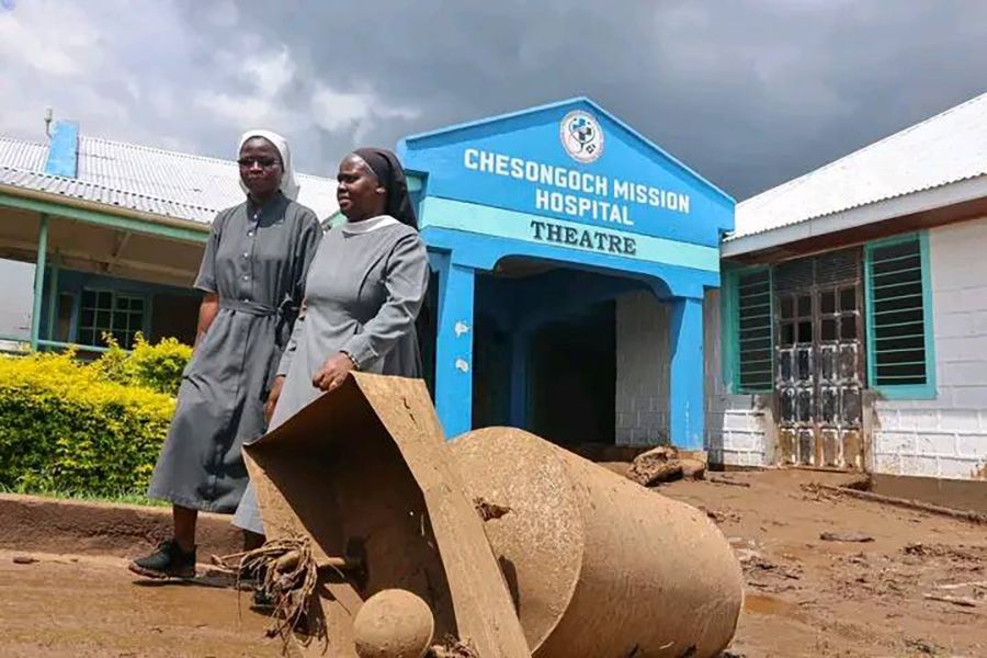 Zwei Ordensschwester vor dem Chesongoch Mission Hospital