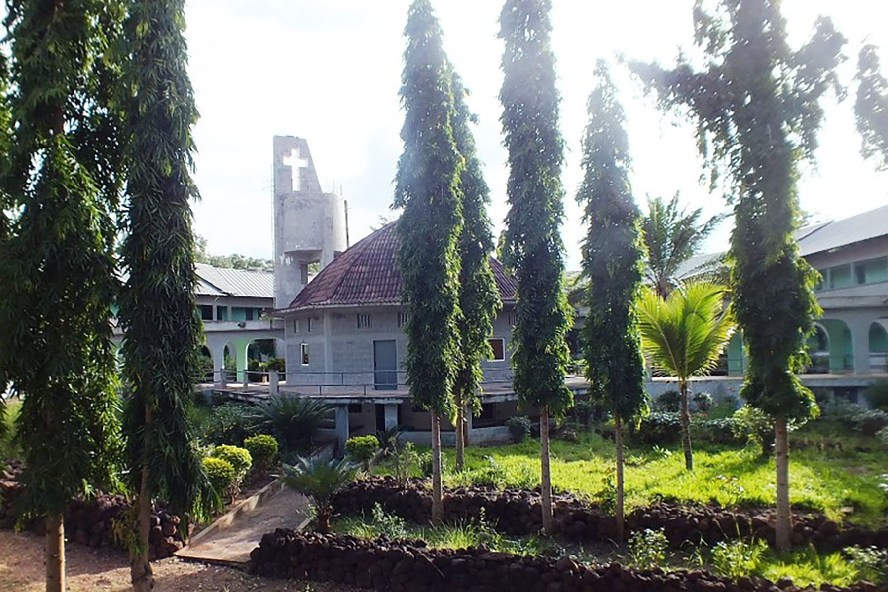 Kirche und Kloster in Agbang