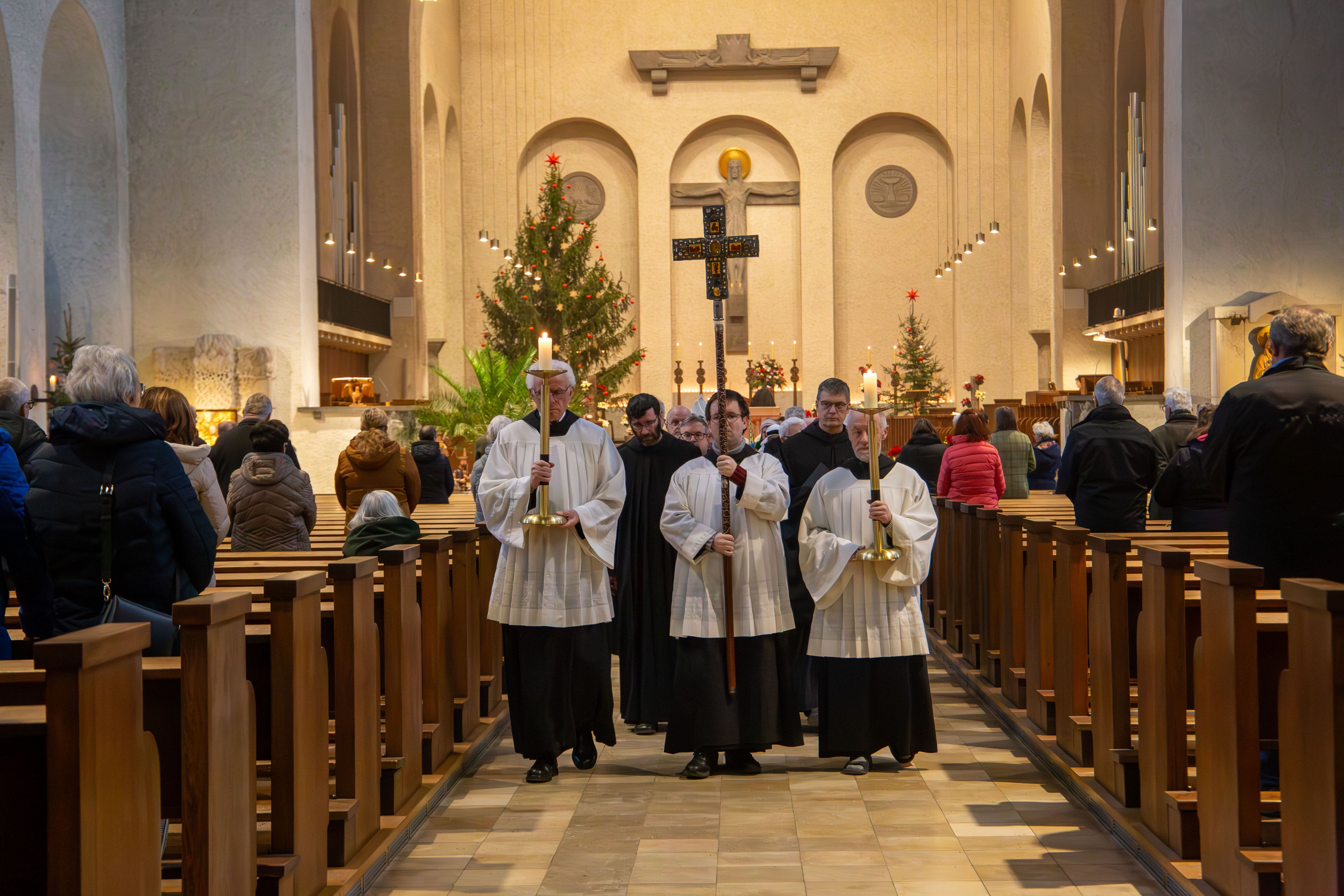 Kreuz - und Kerzenrträger beim Auszug aus der Kirche