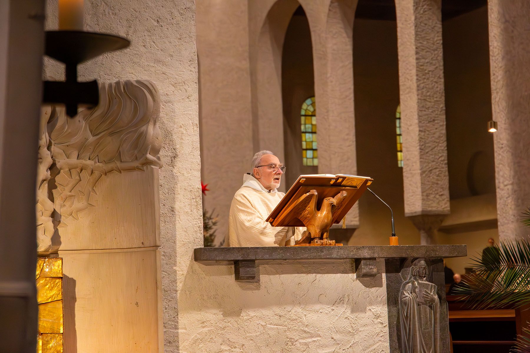 P. Meinrad Dufner liest das Evangelium