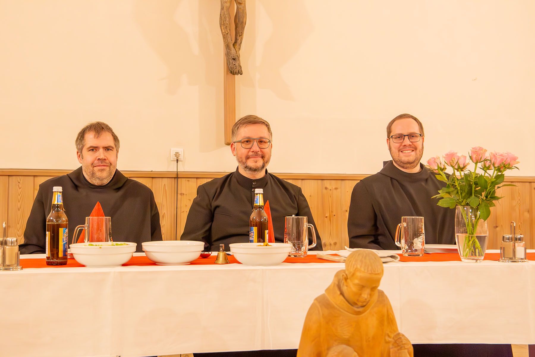 Zwei Novizen und ein Jungmönch am Abtstisch