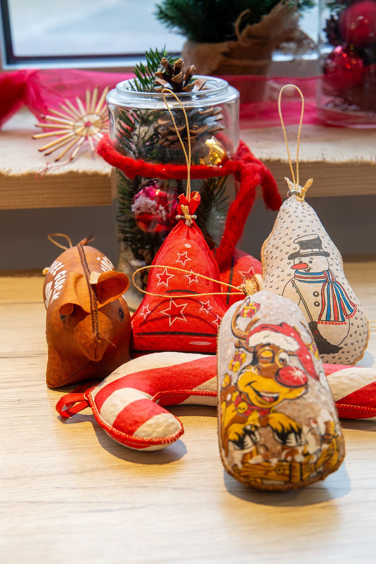 Wurst in lustiger Verpackung: als Glocke, Zuckerstange oder Glücksschwein