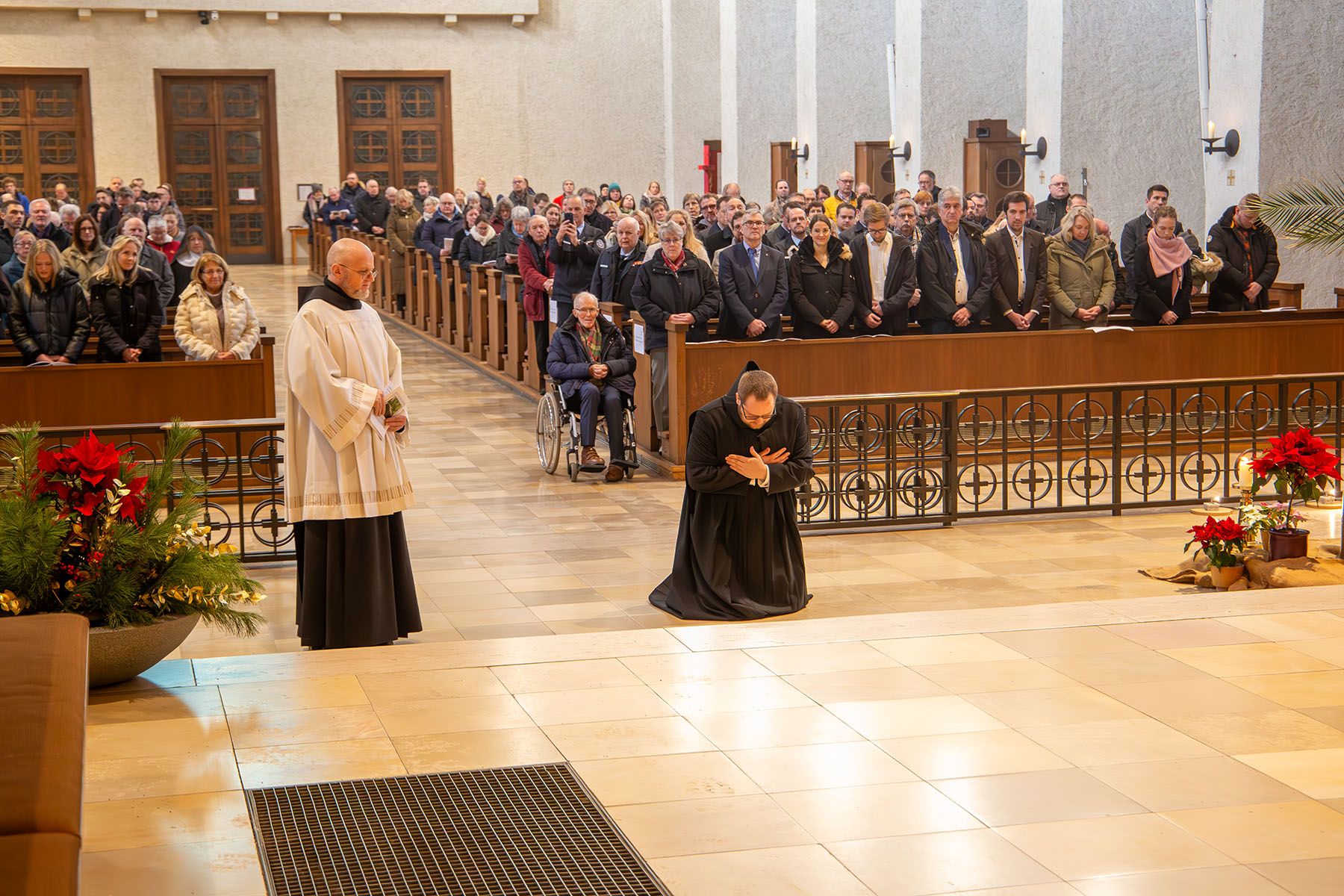 Br. Jan Nepomuk kniet in der Kirche