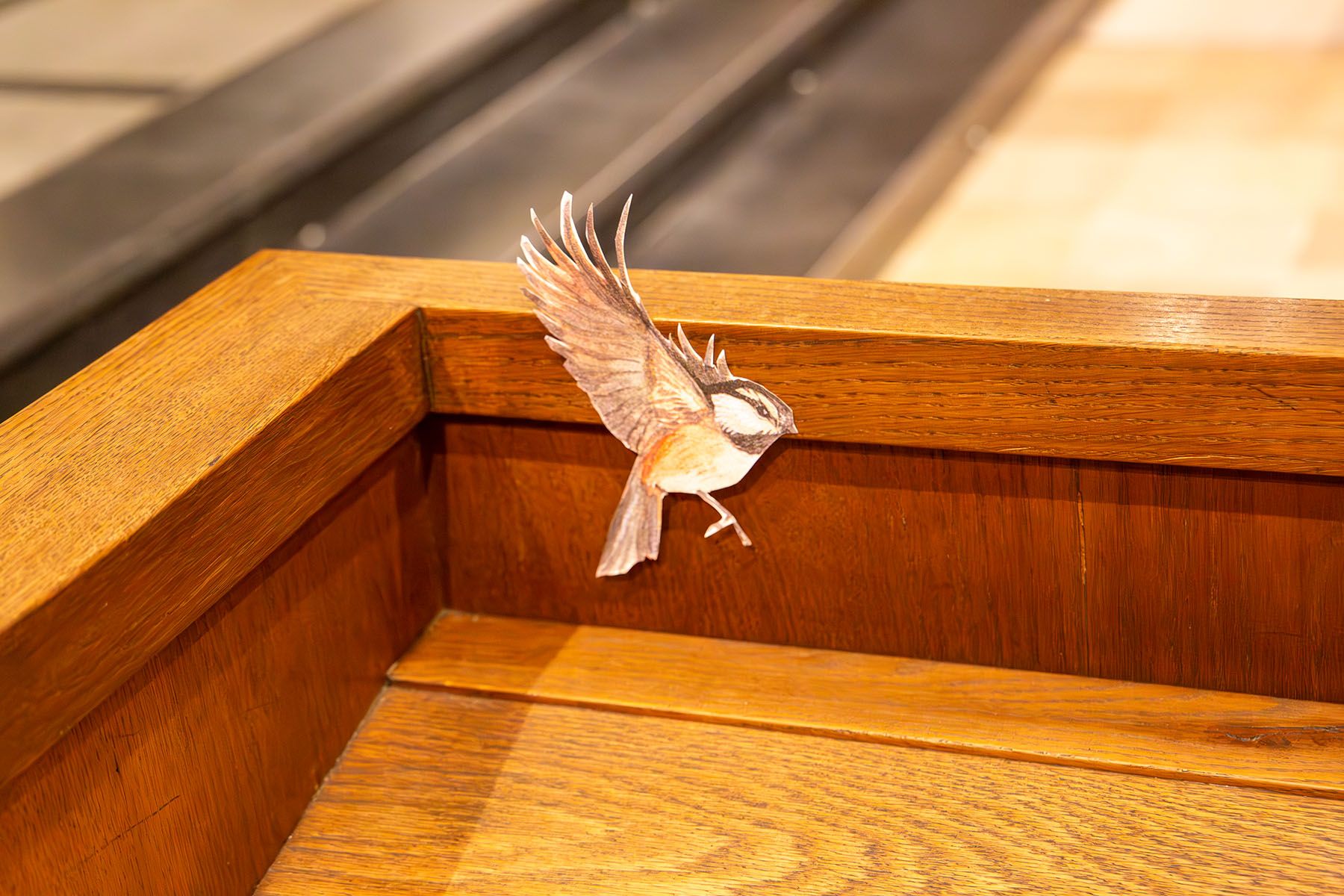 Papiervogel auf Tisch 